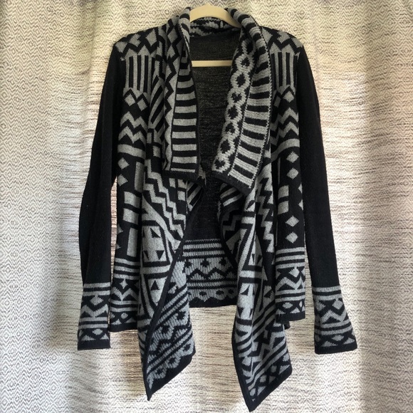 Sweaters - Black and grey long sleeve sweater jacket